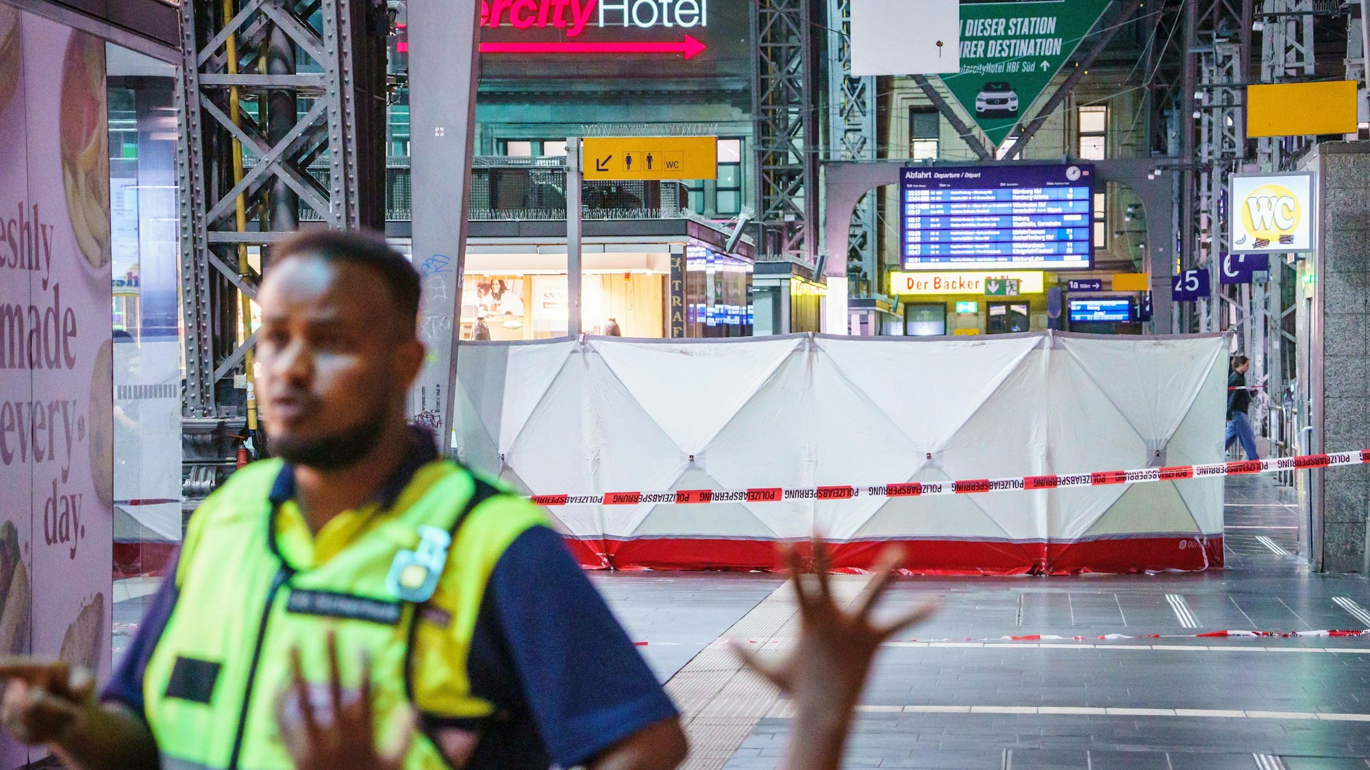 Eine Sichtschutz ist um einen Tatort im Frankfurter Hauptbahnhof aufgebaut: Dort ist ein Mann erschossen worden.
