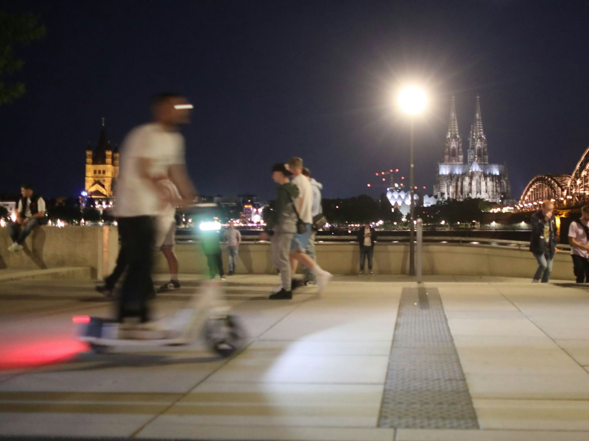 Eine Nachtfahrt am Rheinboulevard mit einem E-Scooter in Deutz.