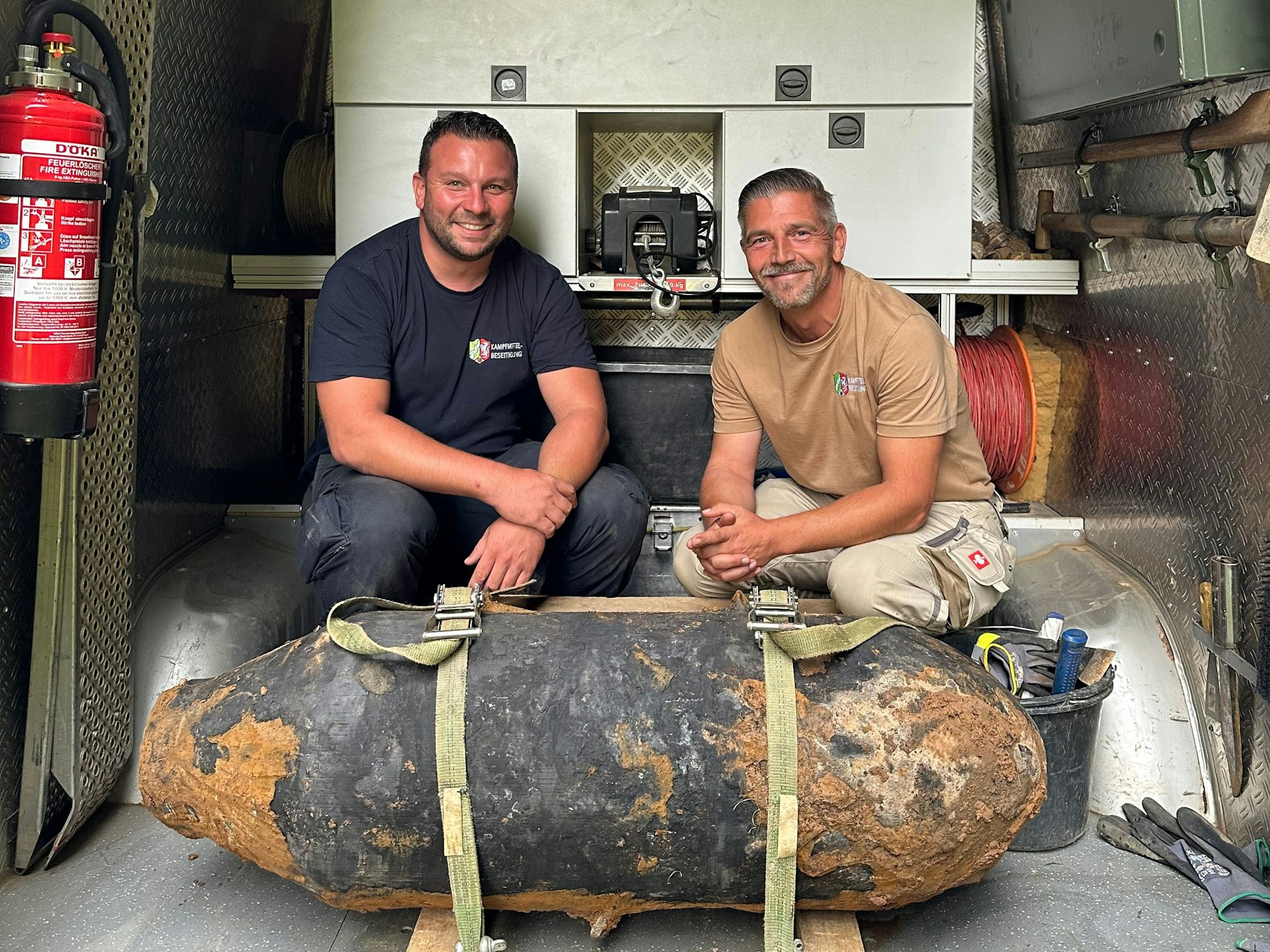 Marcel Biewald (rechts) und Philipp Blens vom Kampfmittelbeseitigungsdienst der Bezirksregierung Düsseldorf.
