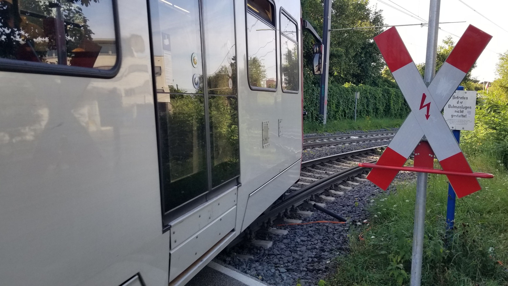 Eine KVB-Bahn fährt in Köln-Mülheim in eine Kurve.