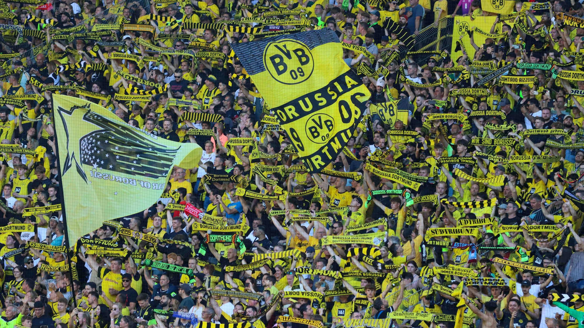 BVB-Fans während dem Testspiel gegen Aston Villa.