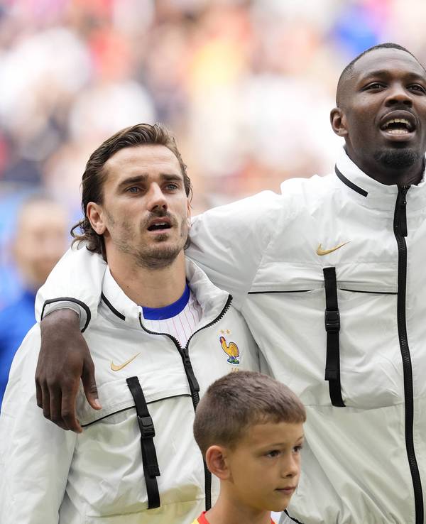 Antoine Griezmann, Marcus Thuram und Adrien Rabiot singen die französische Nationalhymne vor dem EM-Viertelfinale gegen Belgein.