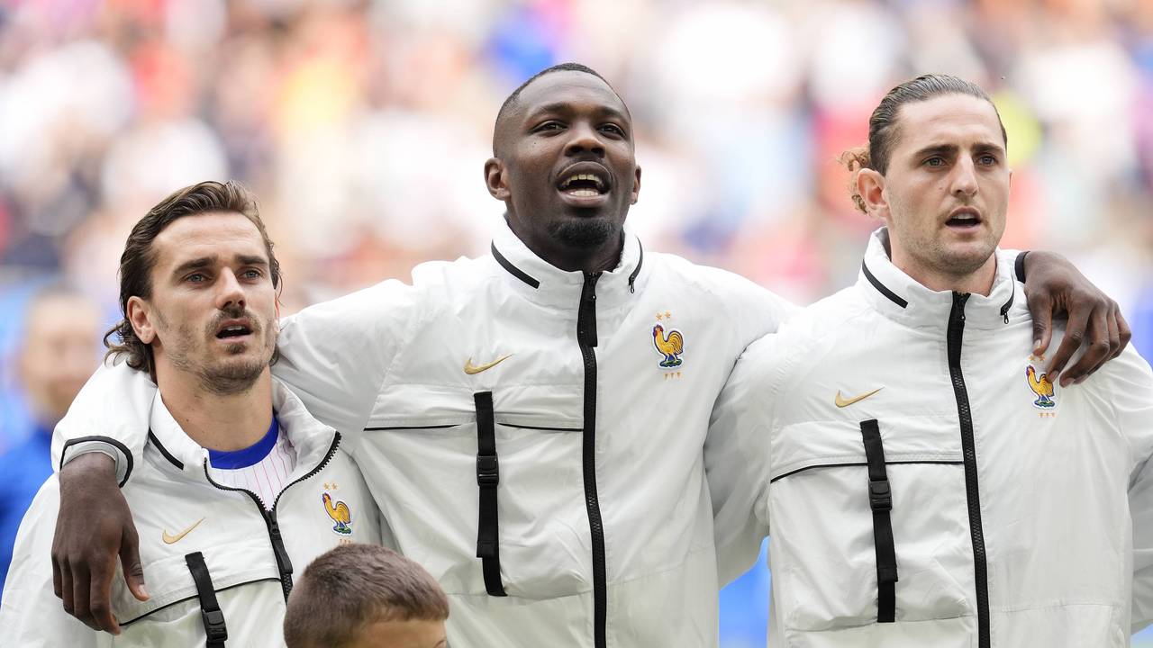 Antoine Griezmann, Marcus Thuram und Adrien Rabiot singen die französische Nationalhymne vor dem EM-Viertelfinale gegen Belgein.