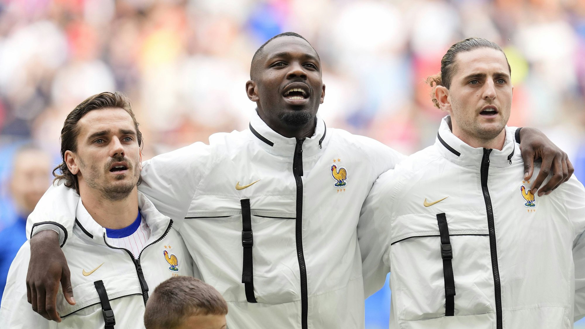 Antoine Griezmann, Marcus Thuram und Adrien Rabiot singen die französische Nationalhymne vor dem EM-Viertelfinale gegen Belgein.