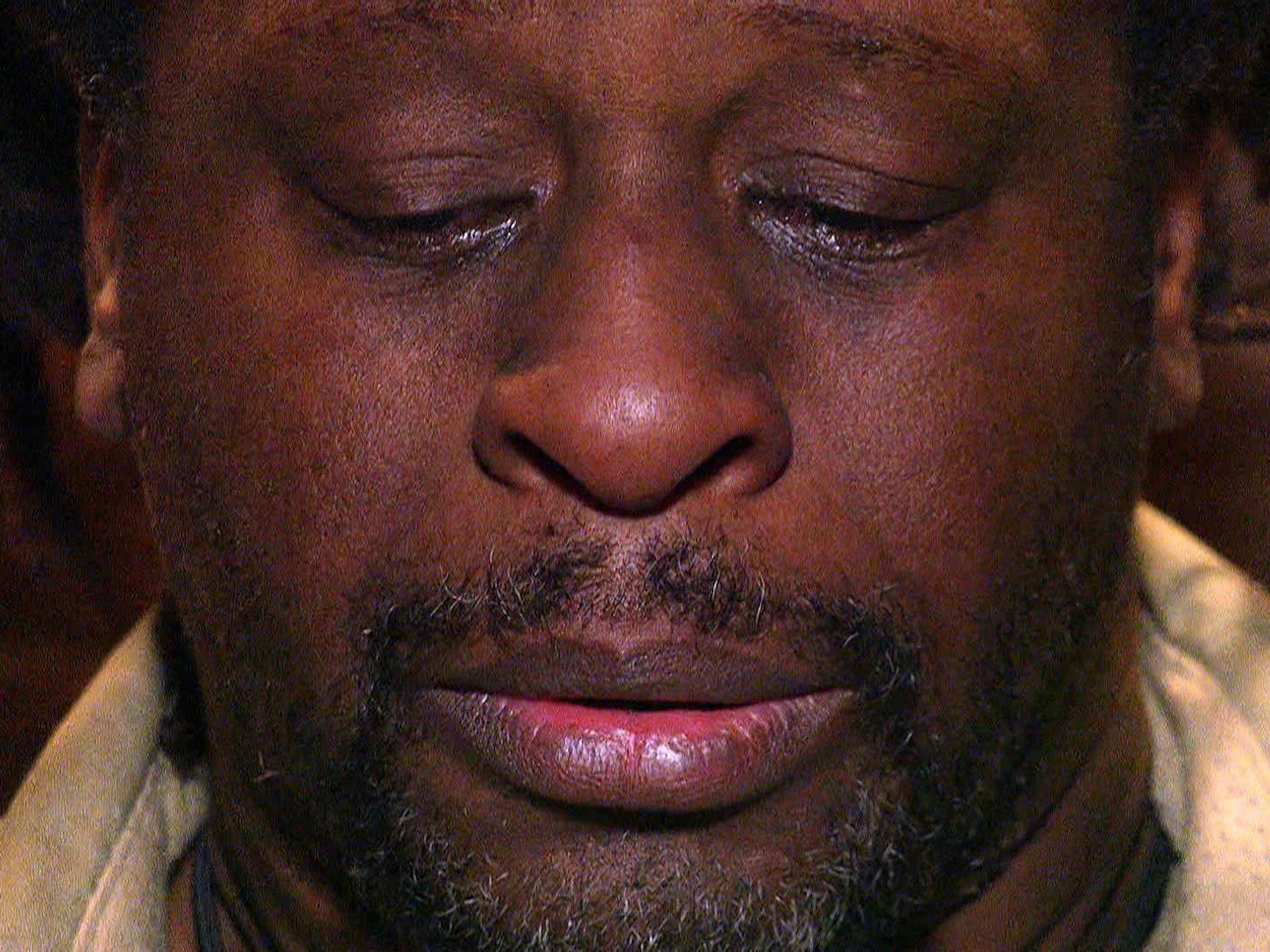 Tag 8 im Dschungelcamp – die Promis vermissen ihre Kinder. Mola Adebisi kann beim Gedanken an seine schwangere Frau seine Tränen im Dschungeltelefon nicht mehr zurückhalten.