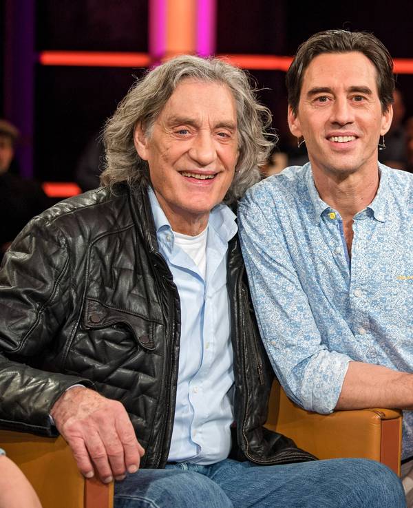 Winfried Glatzeder (l.) war mit seinem Sohn Robert Glatzeder im Januar 2024 zu Gast in der MDR-Talkshow Riverboat.