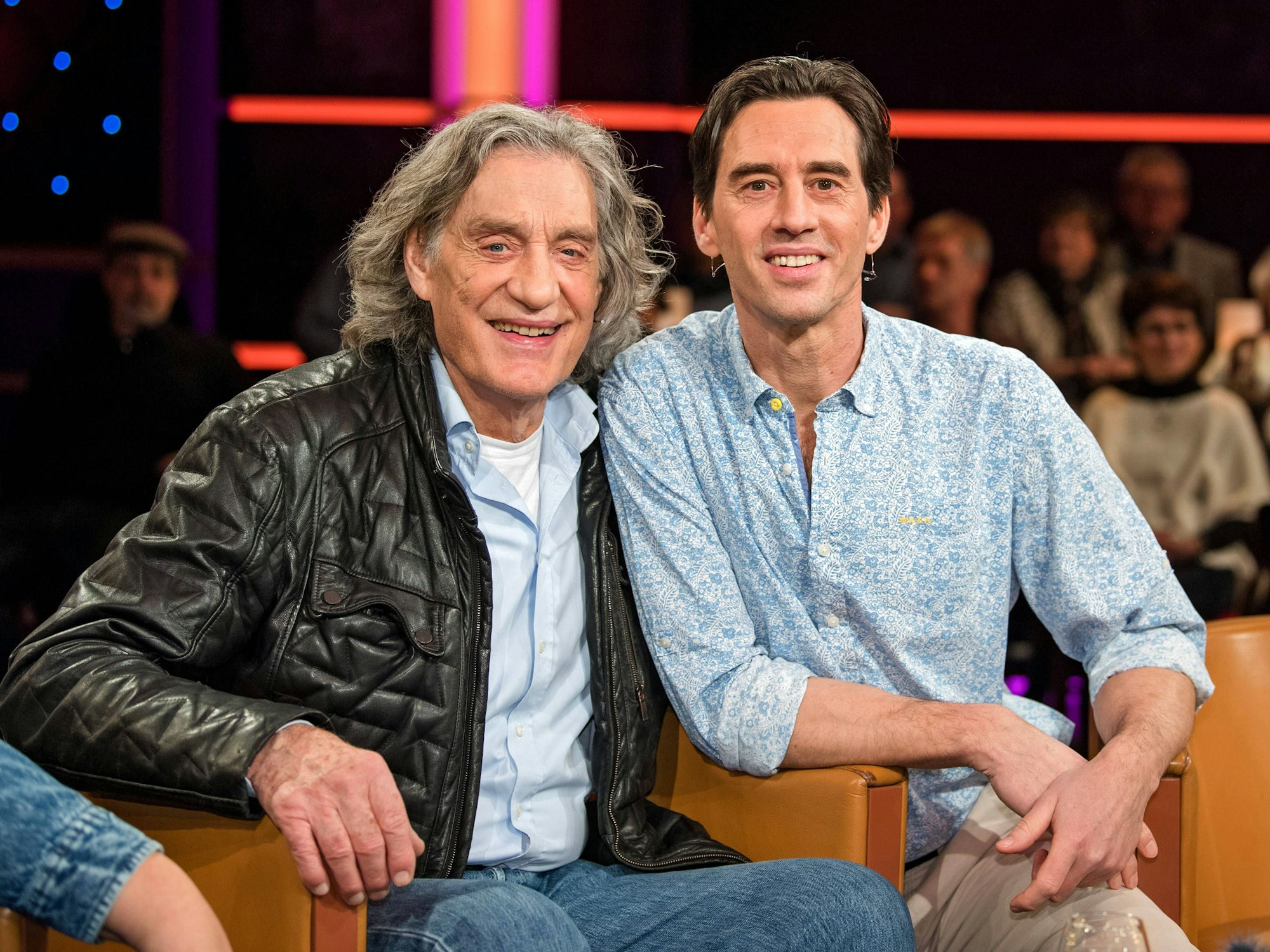 Winfried Glatzeder (l.) war mit seinem Sohn Robert Glatzeder im Januar 2024 zu Gast in der MDR-Talkshow Riverboat.
