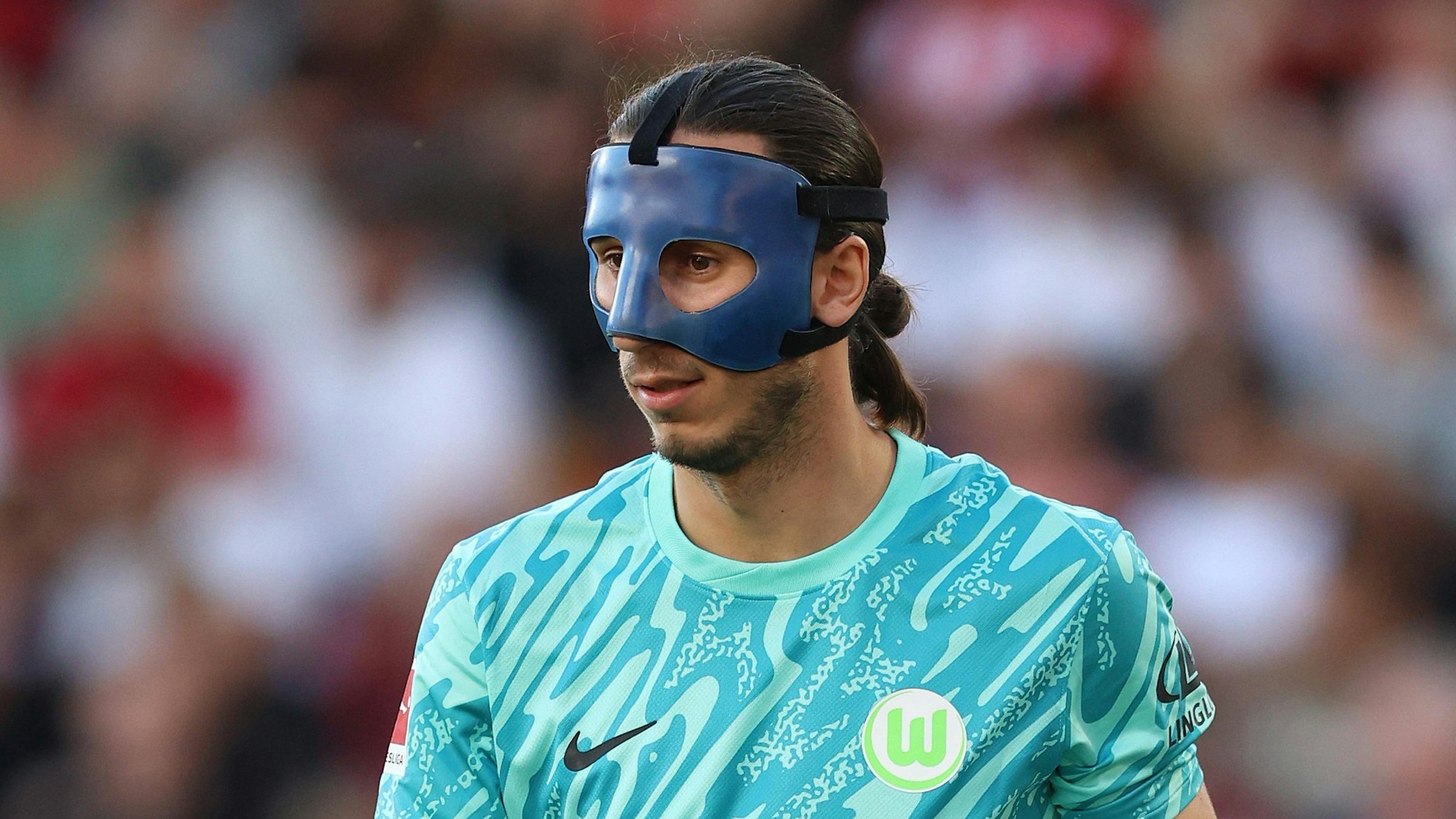Kamil Grabara im Testspiel des VfL Wolfsburg gegen Brentford mit seiner markanten Gesichtsmaske.