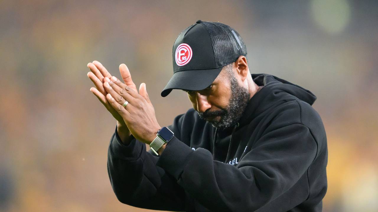 Daniel Thioune klatscht bei einem Spiel von Fortuna Düsseldorf in die Hände.