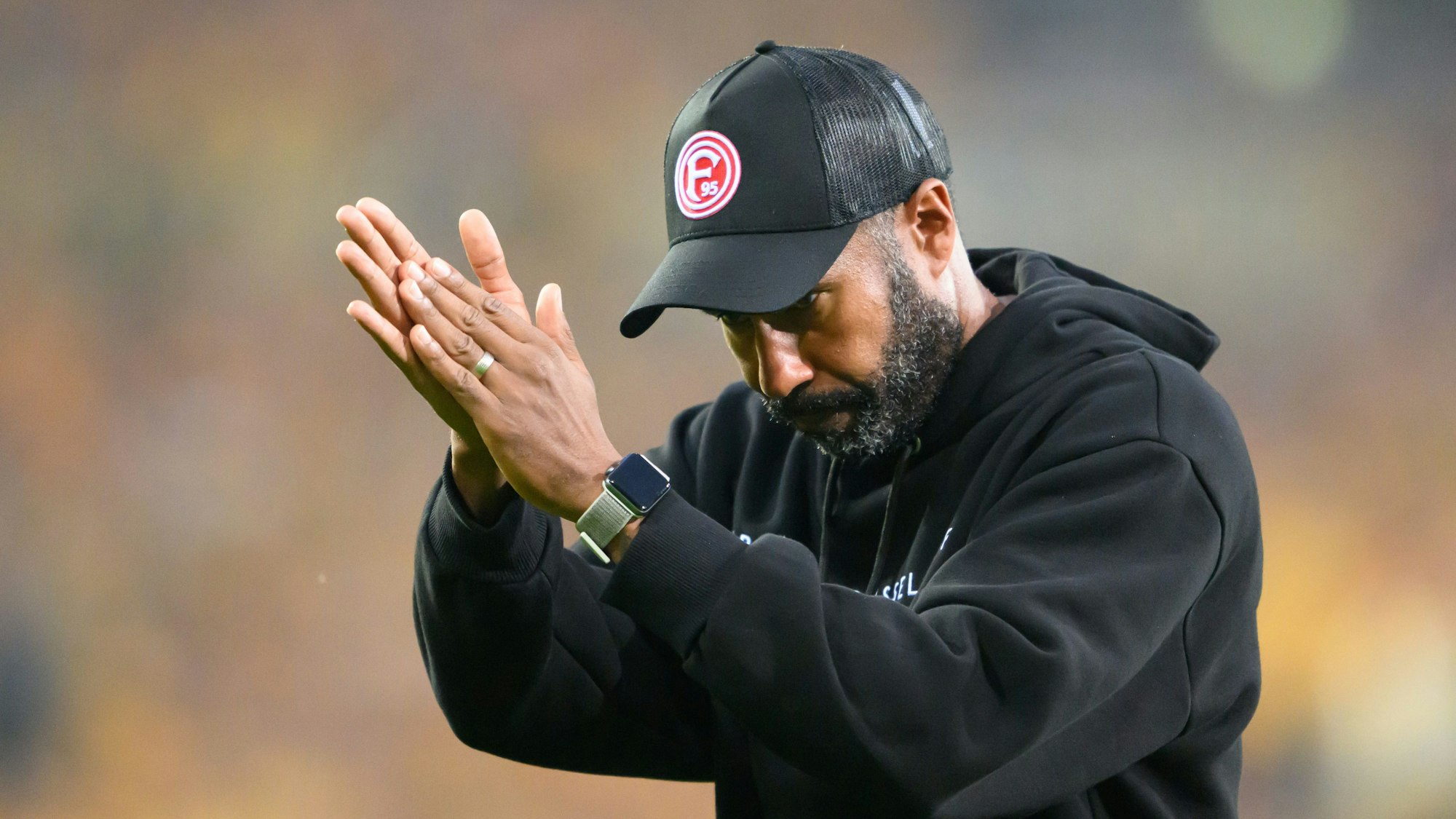 Daniel Thioune klatscht bei einem Spiel von Fortuna Düsseldorf in die Hände.