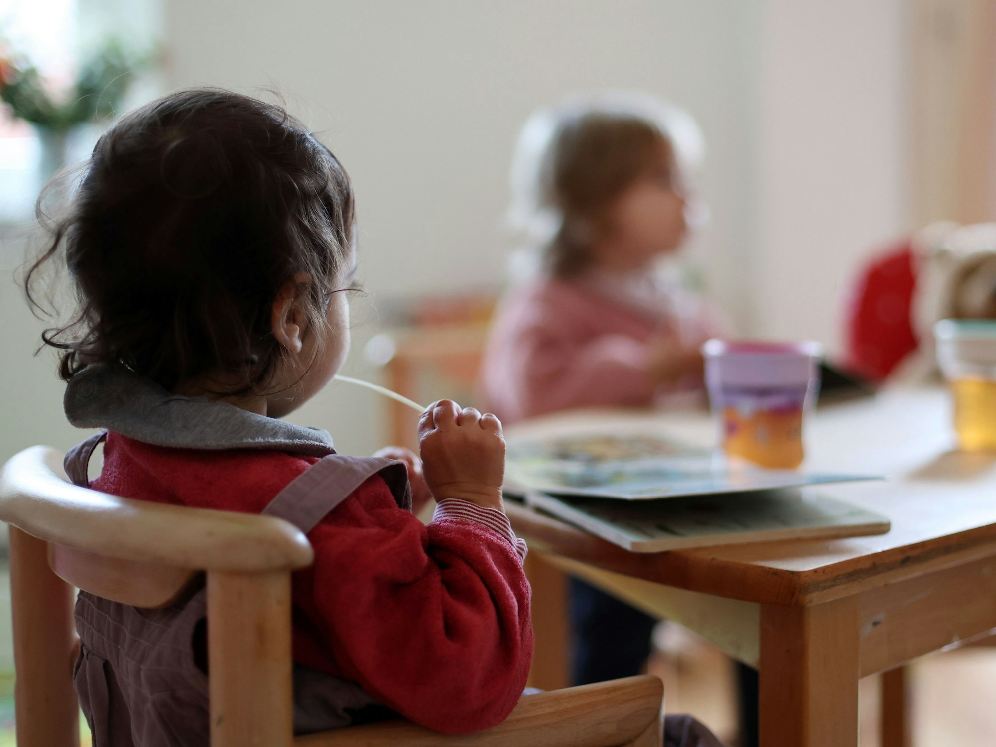 Ein kleines Kind lutscht einen Lolli.