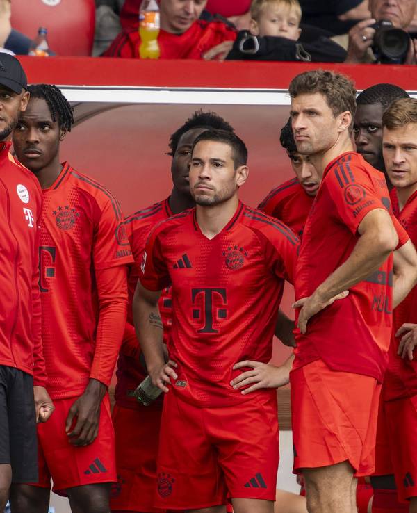 Trainer Vincent Kompany mit seinen Stars des FC Bayern beim Testspiel gegen den Grasshopper Club Zürich.