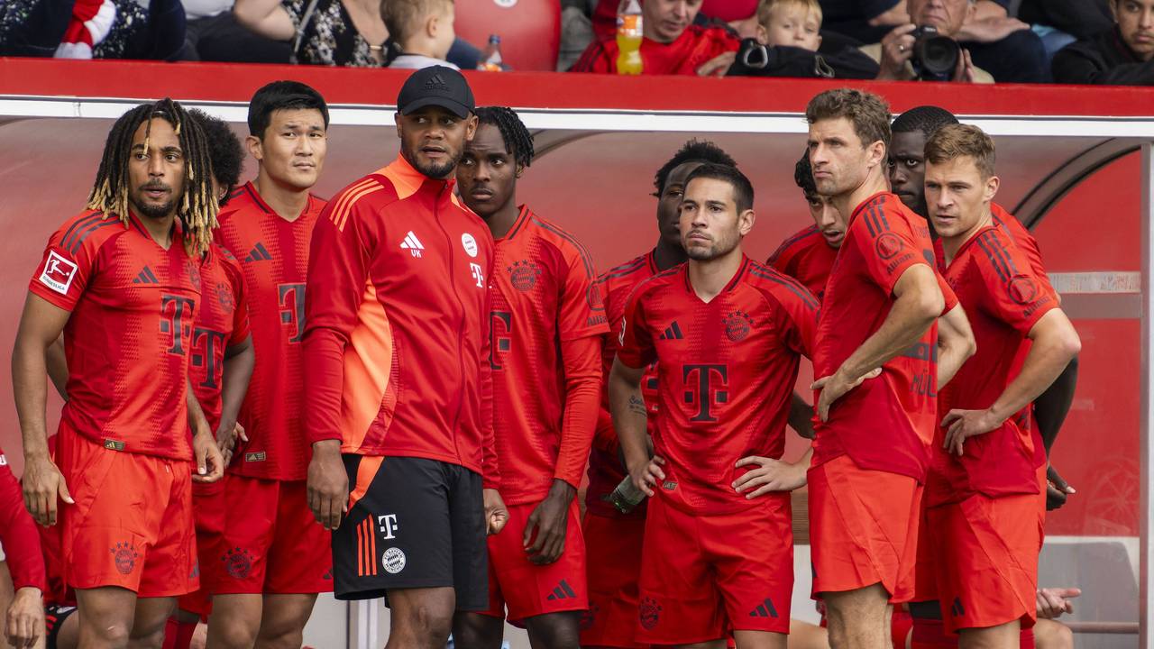 Trainer Vincent Kompany mit seinen Stars des FC Bayern beim Testspiel gegen den Grasshopper Club Zürich.