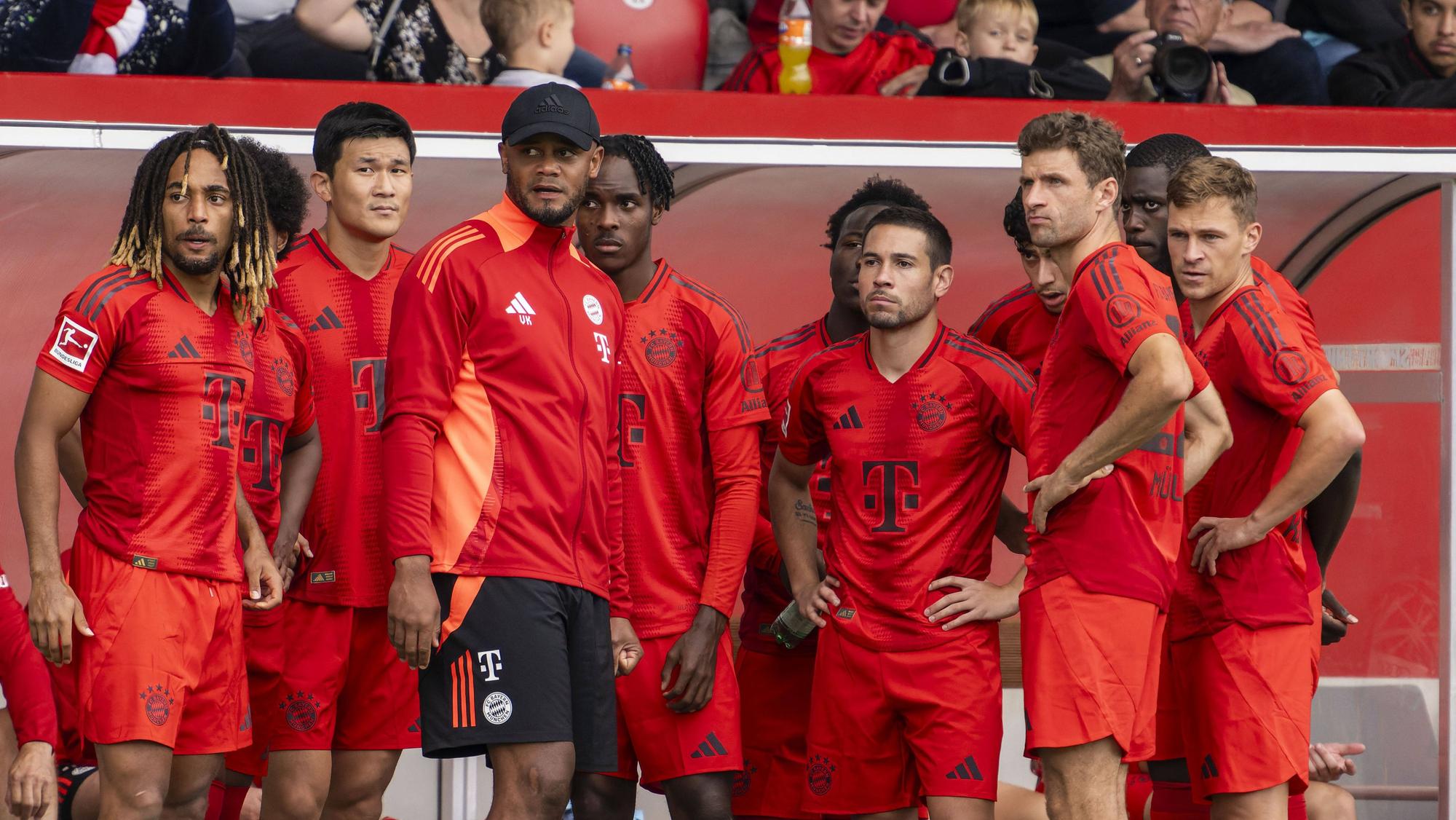 Trainer Vincent Kompany mit seinen Stars des FC Bayern beim Testspiel gegen den Grasshopper Club Zürich.