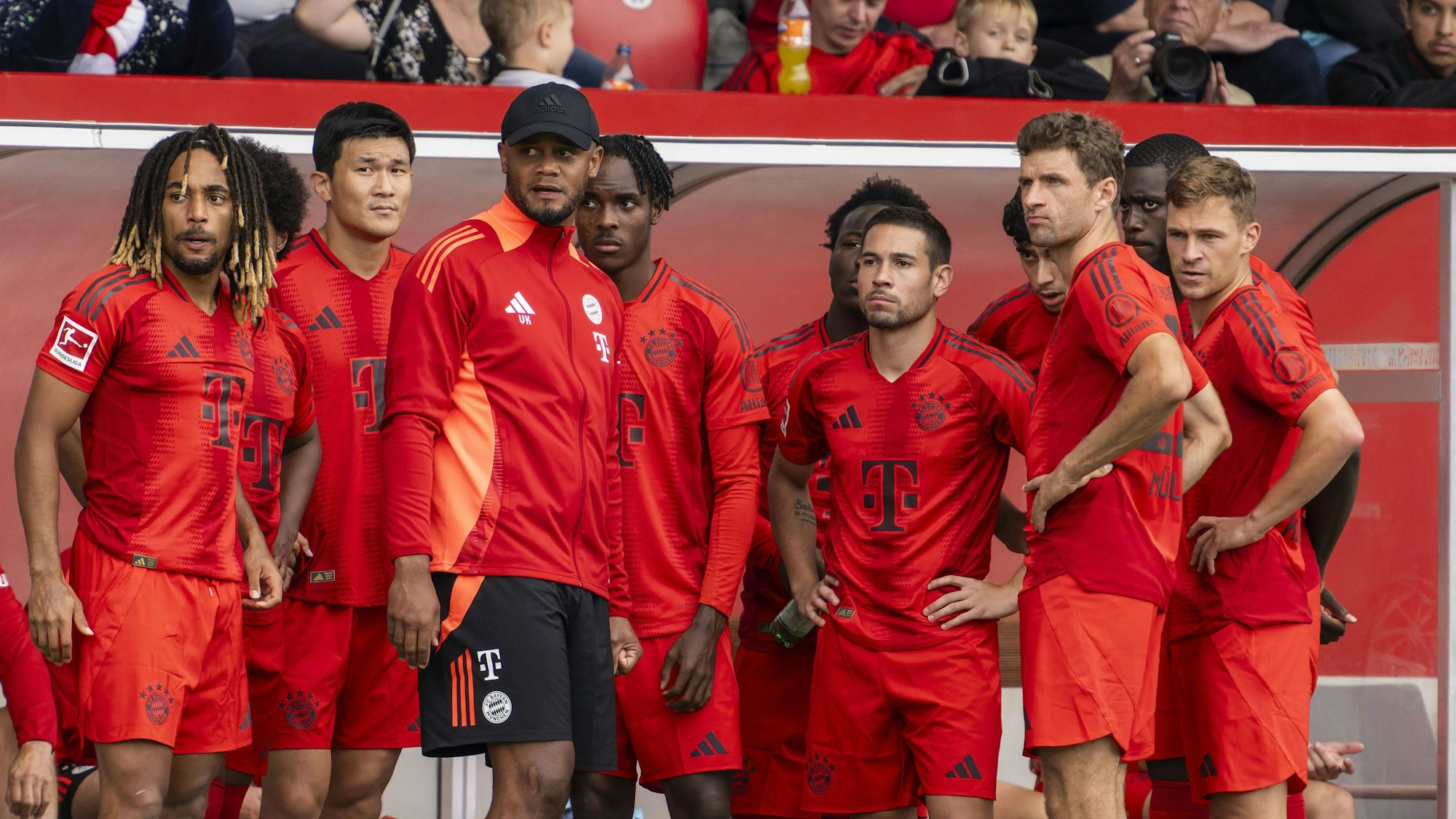 Trainer Vincent Kompany mit seinen Stars des FC Bayern beim Testspiel gegen den Grasshopper Club Zürich.