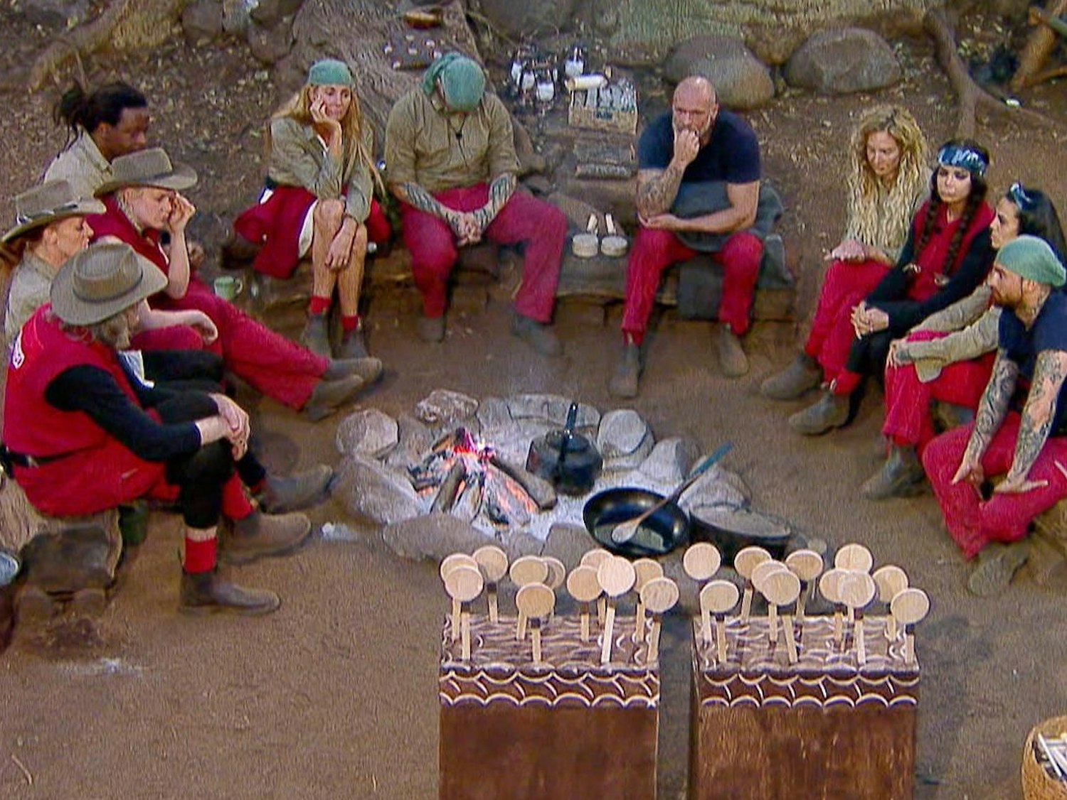 Ein Spiel stellt am achten Tag im südafrikanischen Busch die ersten Freundschaften im Dschungelcamp mächtig auf die Probe. Am Ende muss ein Promi das Camp sogar aufgrund des Spiel-Ergebnisses verlassen.