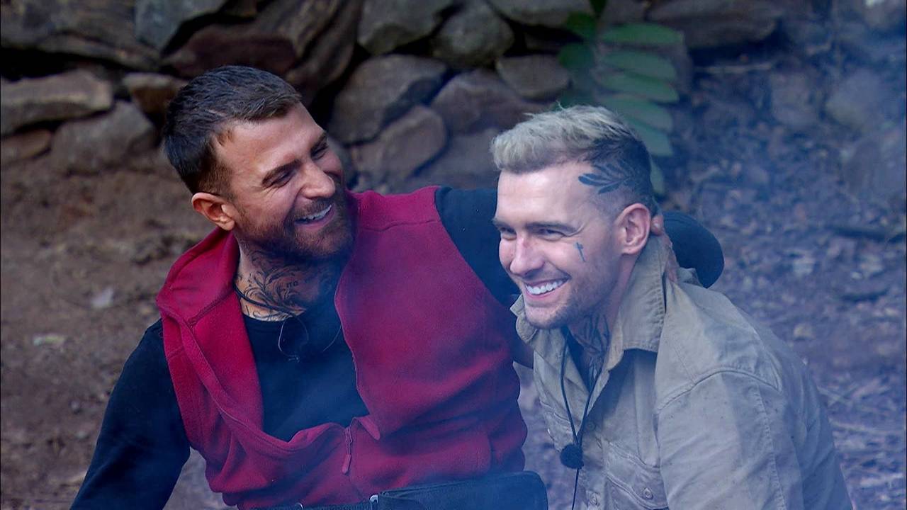 Gigi Birofio (l.) und Eric Stehfest werden im Dschungelcamp der Legenden zu „Best Bros“ – doch dann ändert sich plötzlich alles.