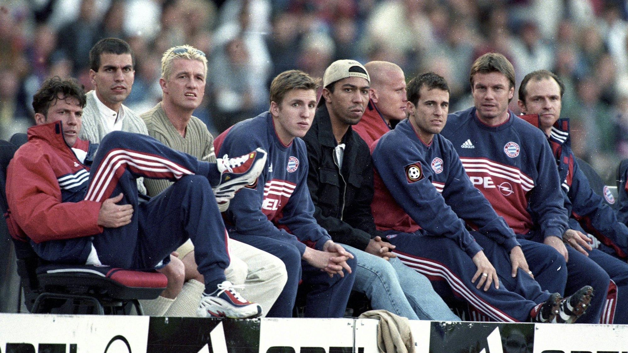 Die Ersatzbank des FC Bayern im Mai 1999 mit Lothar Matthäus, Markus Babbel, Thomas Strunz, Alexander Bugera, Giovane Elber, Mehmet Scholl, Carsten Jancker, Thomas Helmer und Masseur Alfred Binder.