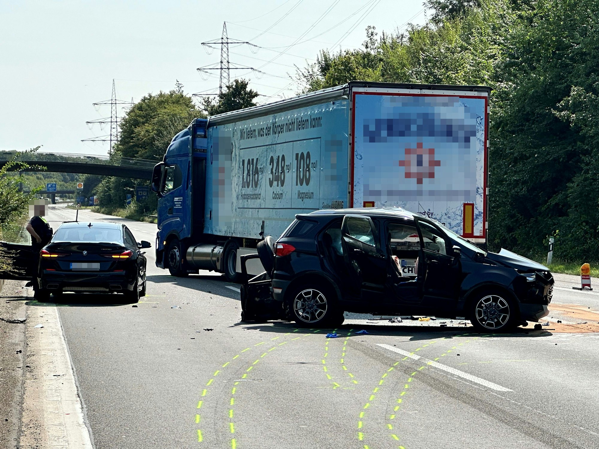 Ein Lkw steht nach einem Unfall auf der Fahrbahn der Autobahn, ein Pkw steht quer dahinter, ein weiterer daneben.
