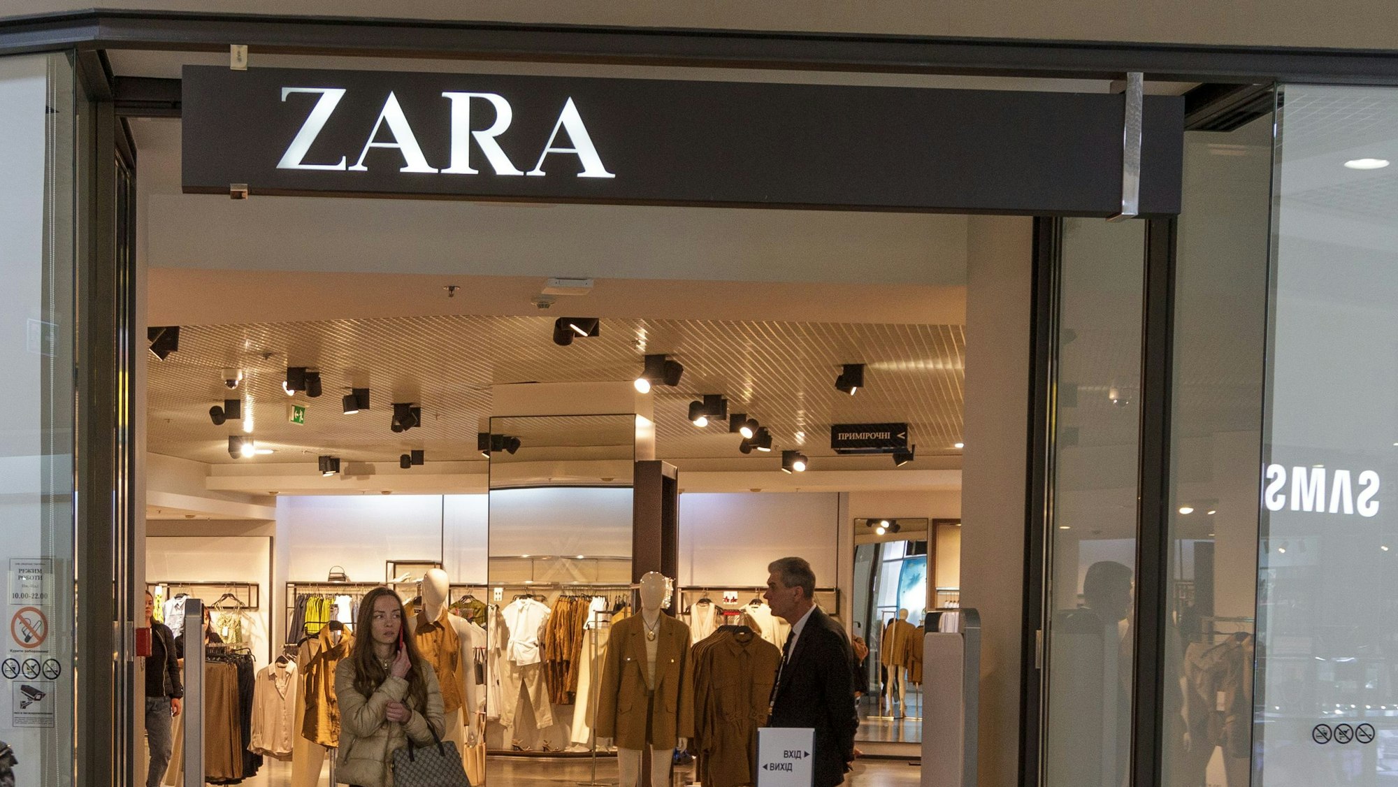 Kunden und Kundinnen verlassen ein Zara-Bekleidungsgeschäft.