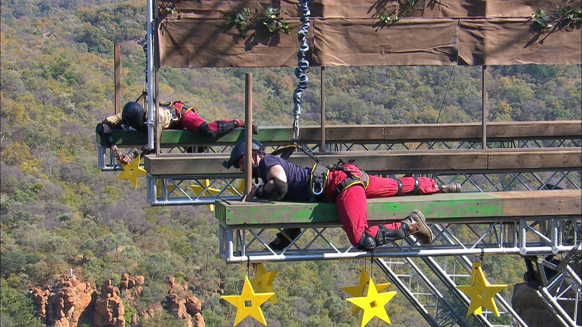 Gigi Birofio (r.) und Eric Stehfest bei der Dschungelprüfung „Der große Wurf von Mpumpa-Planka“. Die beiden müssen die Sterne jeweils von den Planken abknoten und sich dann über eine Wand gegenseitig zuwerfen.
