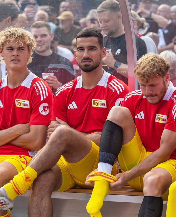 Tom Rothe, Ivan Prtajin, Yorbe Vertessen und Tim Skarke sitzen währen des DFB-Pokalspiels gegen den Greifswalder FC auf der Ersatzbank.