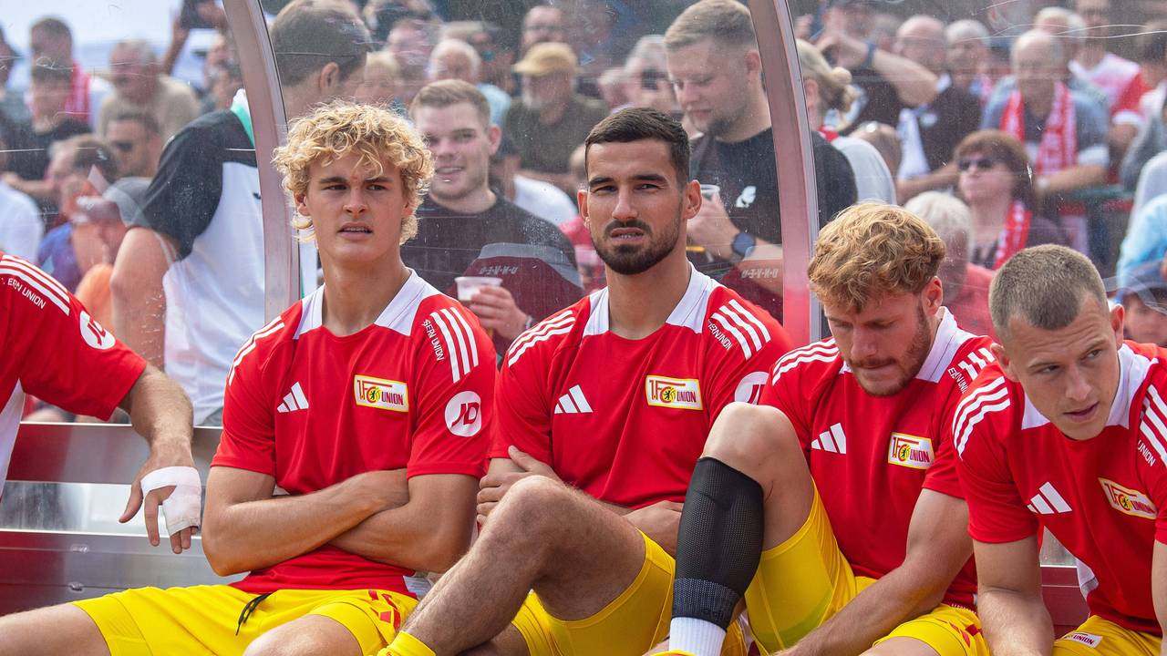 Tom Rothe, Ivan Prtajin, Yorbe Vertessen und Tim Skarke sitzen währen des DFB-Pokalspiels gegen den Greifswalder FC auf der Ersatzbank.