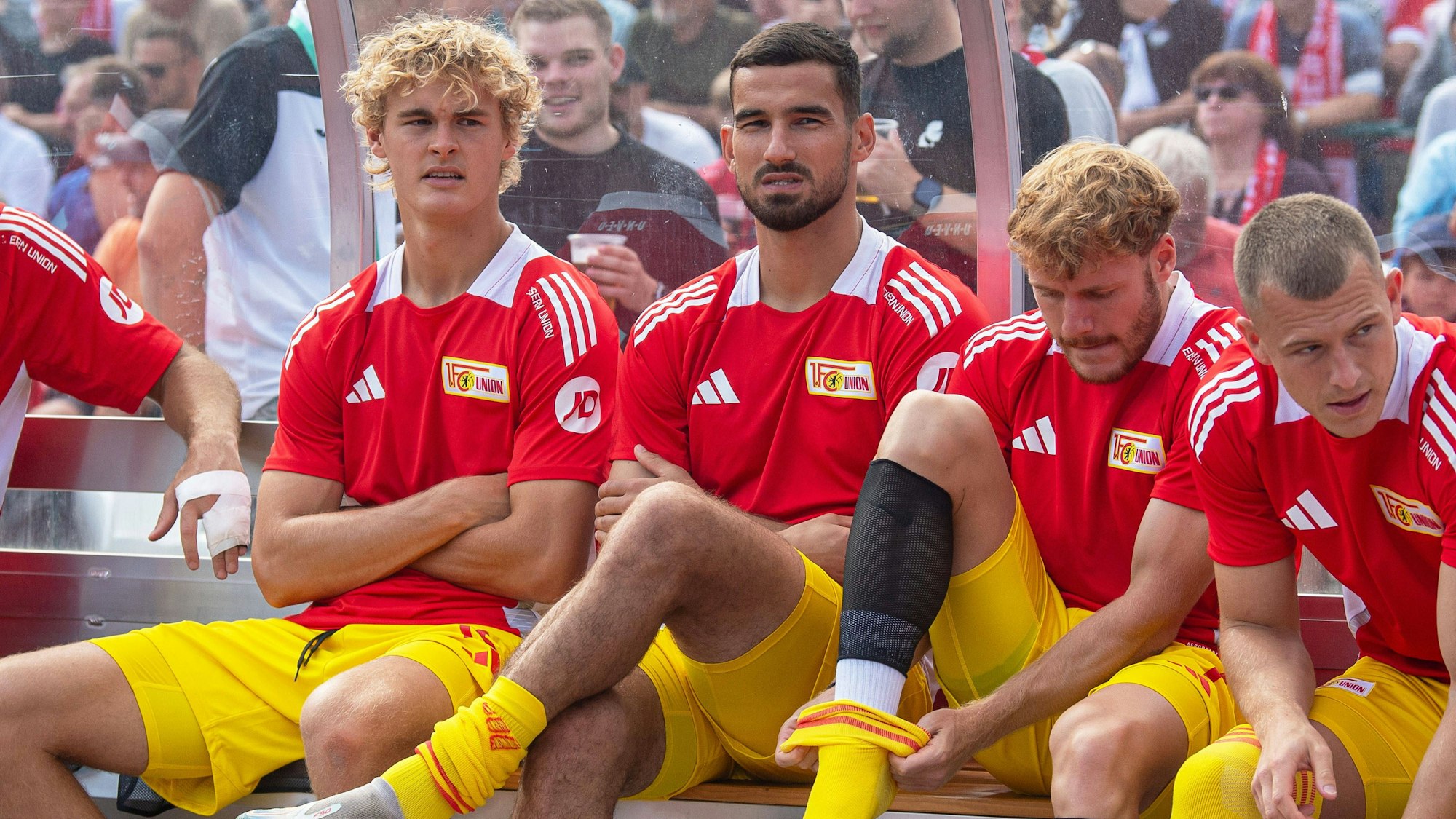 Tom Rothe, Ivan Prtajin, Yorbe Vertessen und Tim Skarke sitzen währen des DFB-Pokalspiels gegen den Greifswalder FC auf der Ersatzbank.