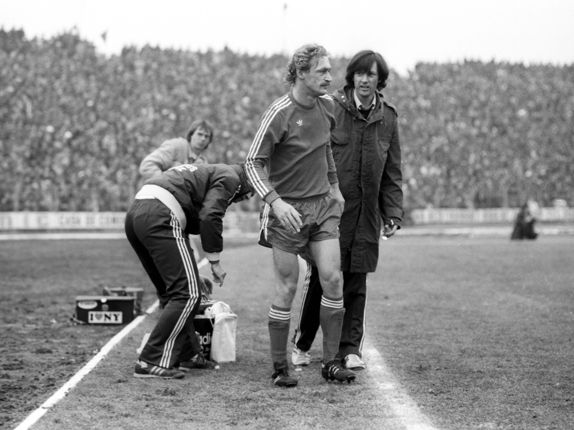 FC Universitatea Craiova - FC Bayern München 0:2 - Hans Weiner Mitte und Mannschaftsarzt Dr. Hans Wilhelm Müller Wohlfahrt beide Bayern