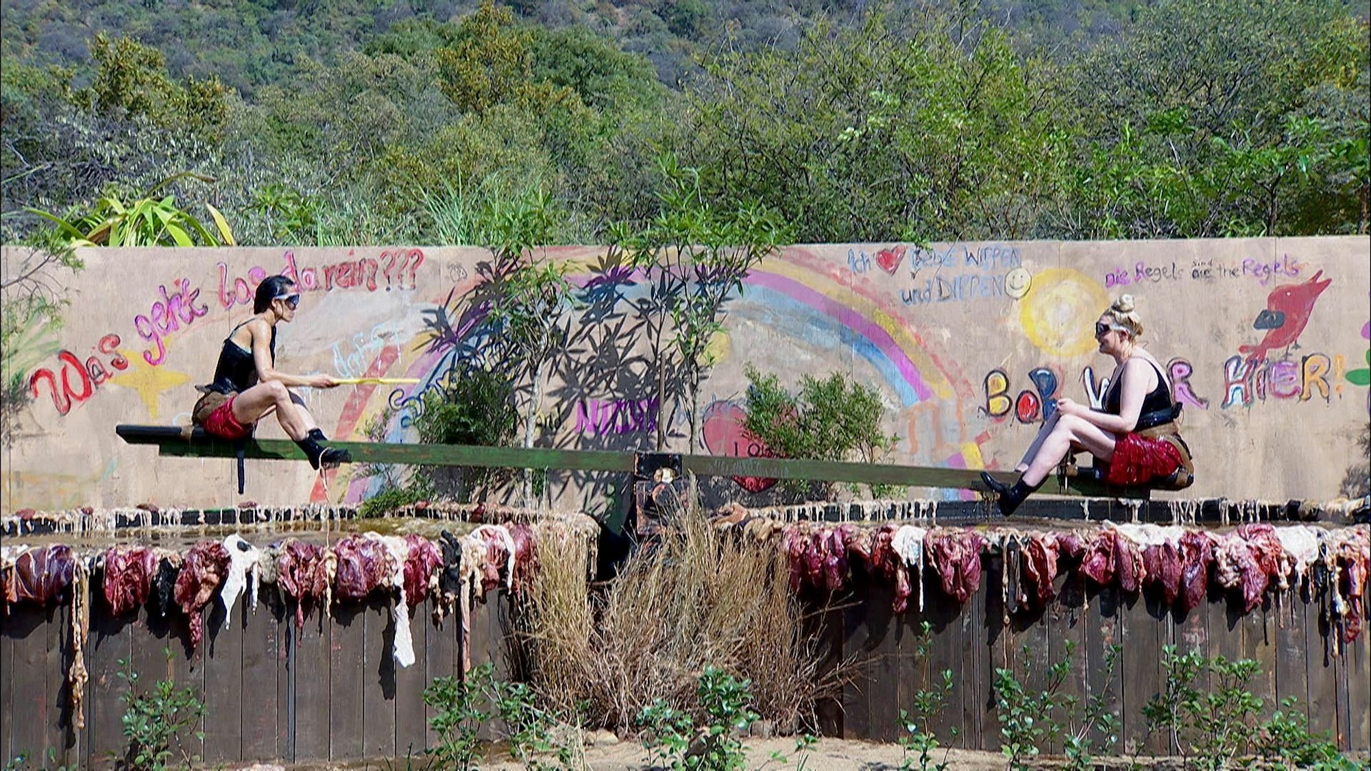 Elena Miras (l.) und Sarah Knappik bei der Dschungelprüfung „Spiele-Parafies“. Auf einer Wippe werden sie abwechselnd in Fischabfälle und Dschungelschleim getunkt. Dabei bekommen sie Fragen, die sie beantworten müssen.