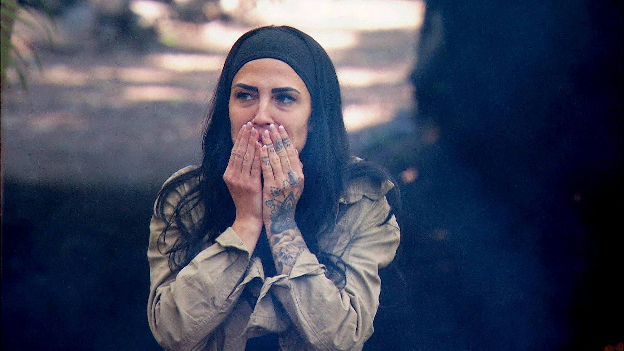 Elena Miras zeigt sich an Tag 9 entsetzt im Dschungel, als sie die schlafenden Camperinnen und Camper entdeckt.