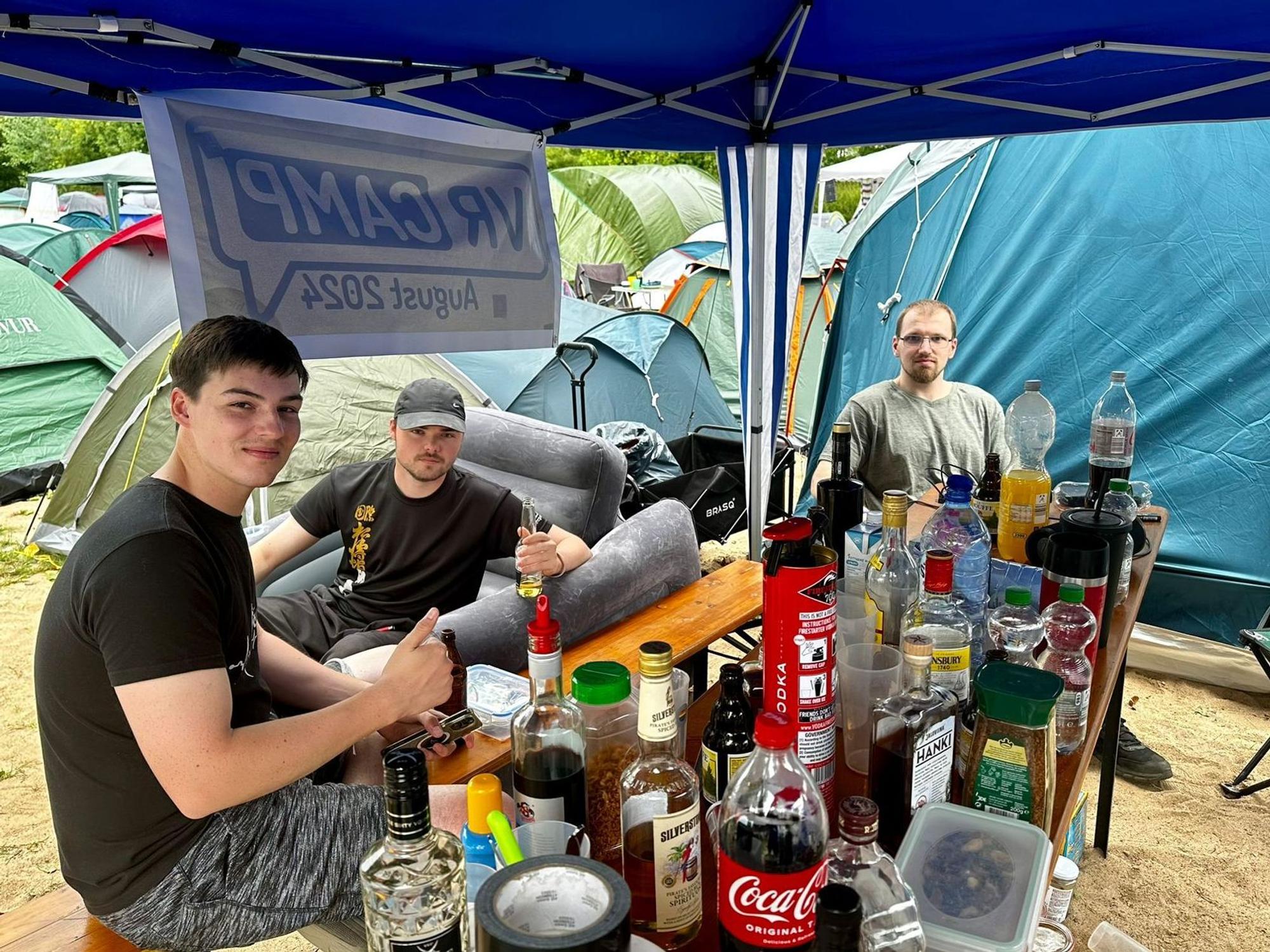 Dennis, Marvin und Domenico (v.l.n.r.) verbringen die Tage während der Gamescom auf dem Campingplatz im Kölner Jugendpark.
