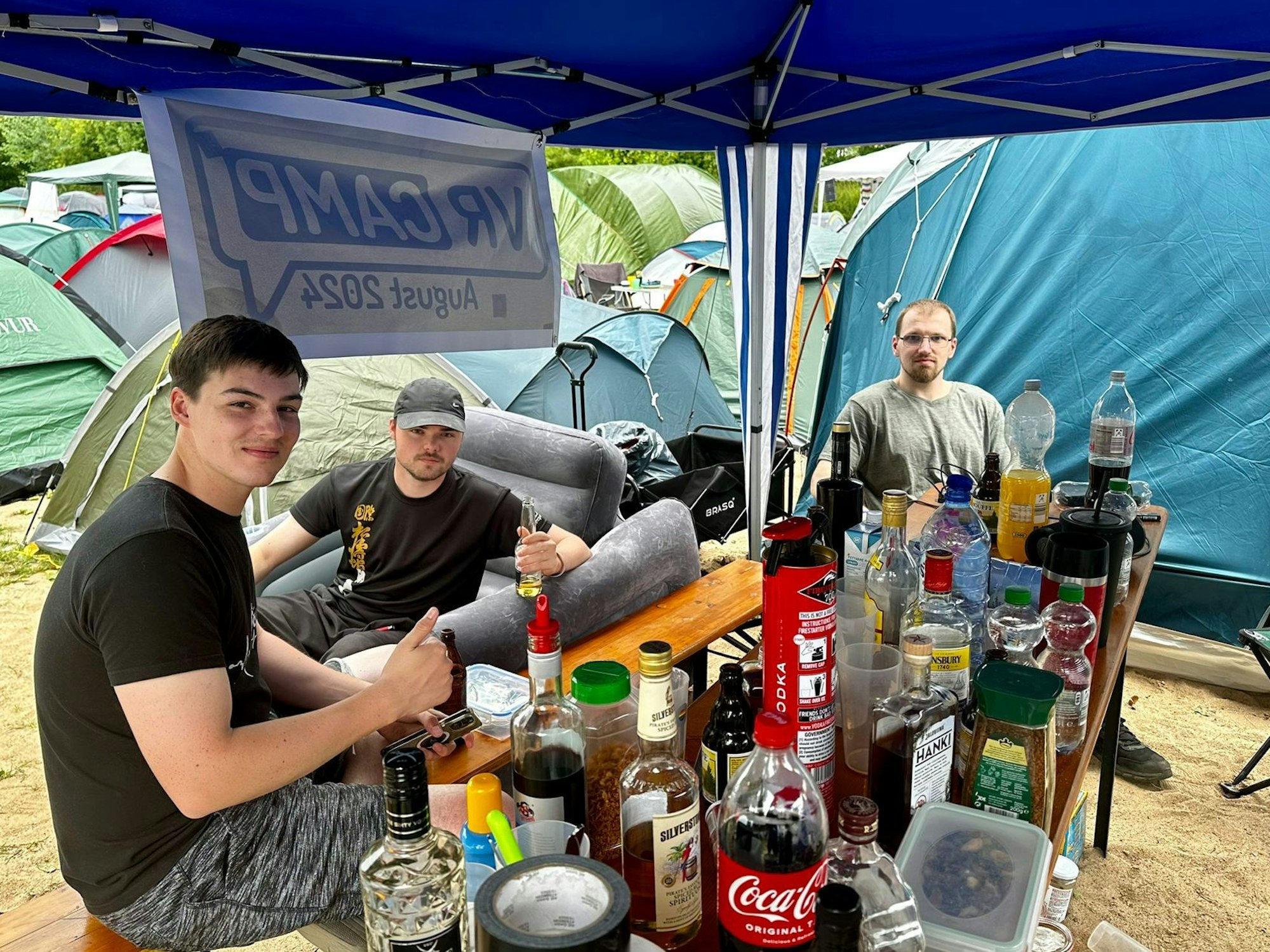 Dennis, Marvin und Domenico (v.l.n.r.) verbringen die Tage während der Gamescom auf dem Campingplatz im Kölner Jugendpark.