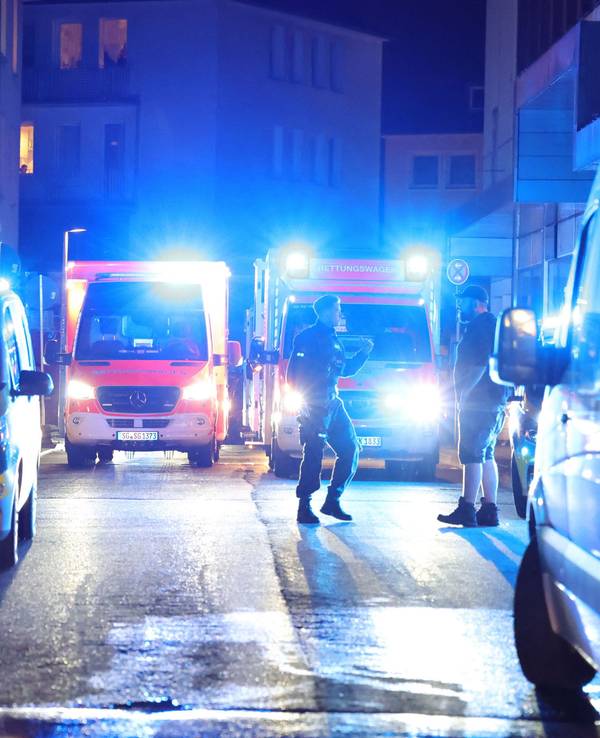 Solingen: Polizei und Rettungswagen stehen in der Nähe des Einsatzortes