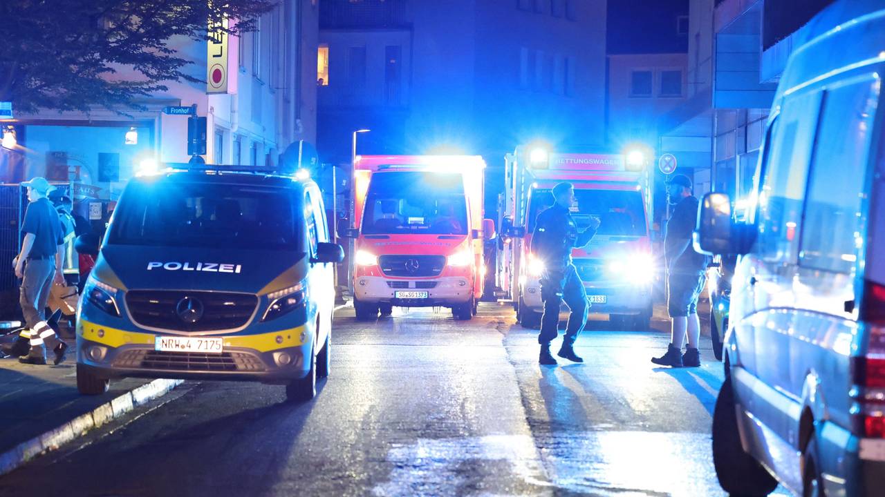 Solingen: Polizei und Rettungswagen stehen in der Nähe des Einsatzortes