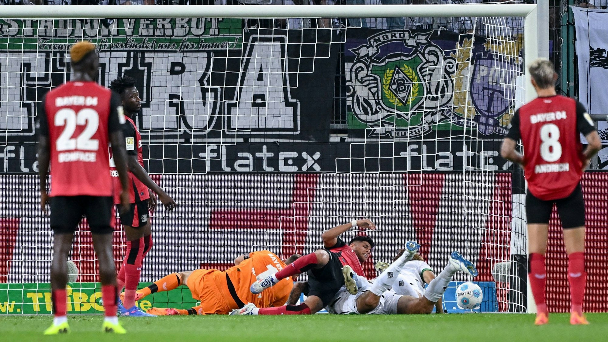 Die erste heiß diskutierte Szene der Bundesliga-Saison: das vermeintliche Anschlusstor von Borussia Mönchengladbach gegen Bayer Leverkusen.