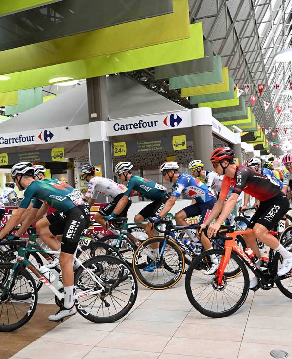 Das Fahrerfeld bei der Vuelta radelt am Donnerstag (22. August 2024) durch einen Supermarkt.