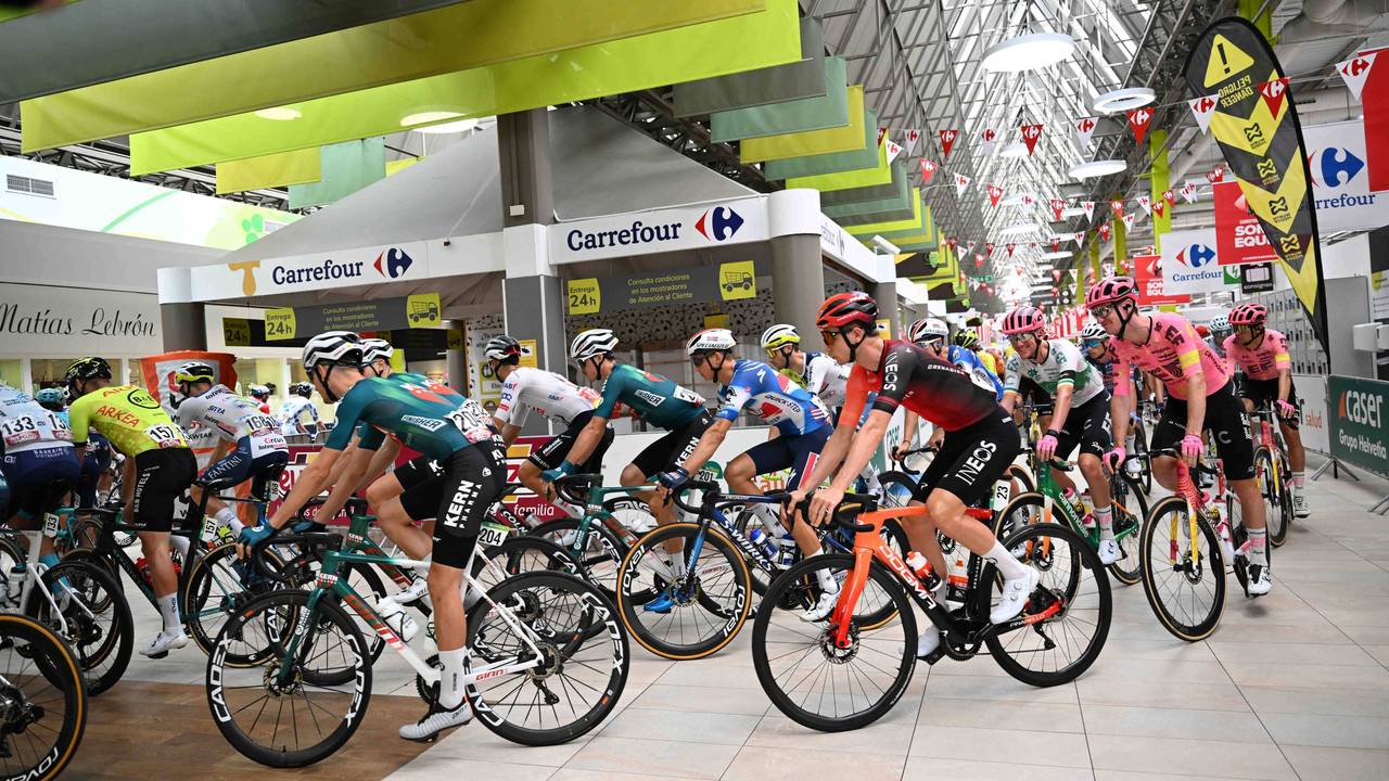 Das Fahrerfeld bei der Vuelta radelt am Donnerstag (22. August 2024) durch einen Supermarkt.