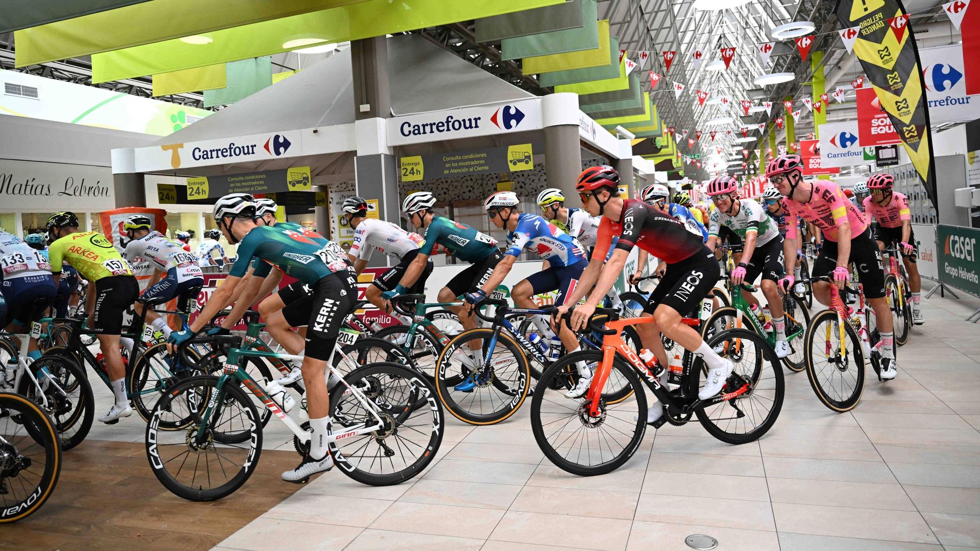 Das Fahrerfeld bei der Vuelta radelt am Donnerstag (22. August 2024) durch einen Supermarkt.