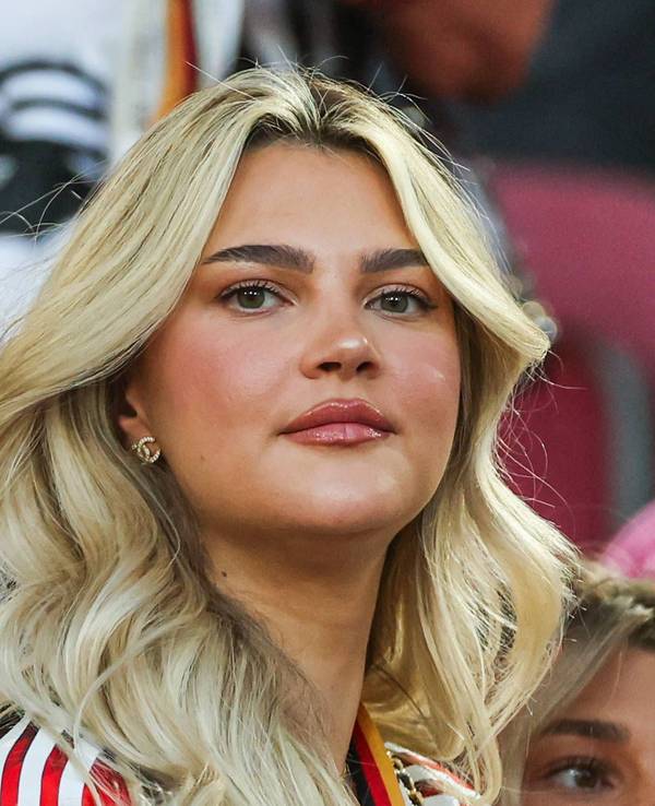 Lea Prinz verfolgt das EM-Spiel zwischen Deutschland und Spanien von der Tribüne aus.