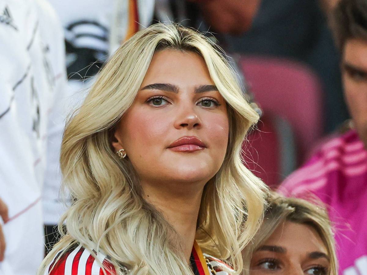 Lea Prinz verfolgt das EM-Spiel zwischen Deutschland und Spanien von der Tribüne aus.