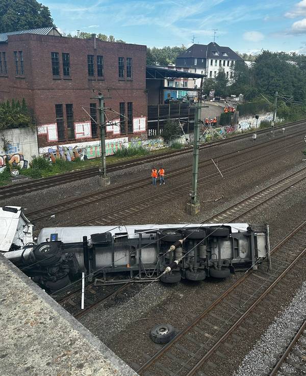 Ein Lkw liegt auf den Gleisen