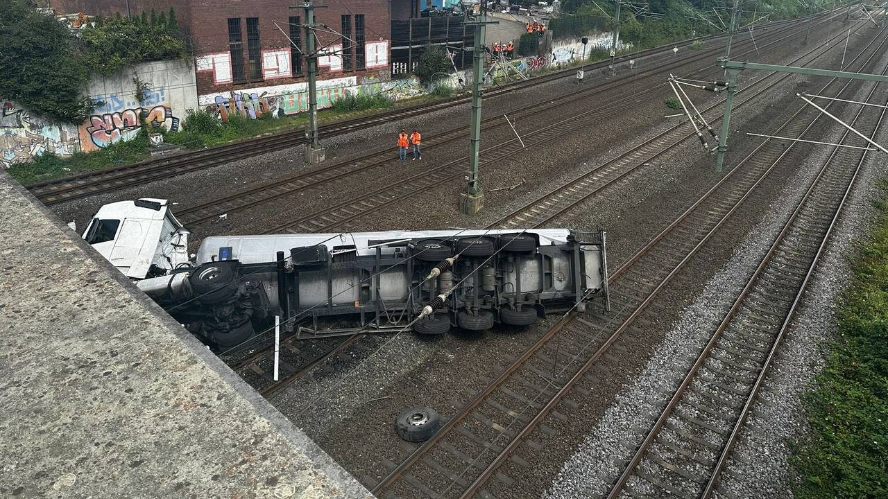 Ein Lkw liegt auf den Gleisen