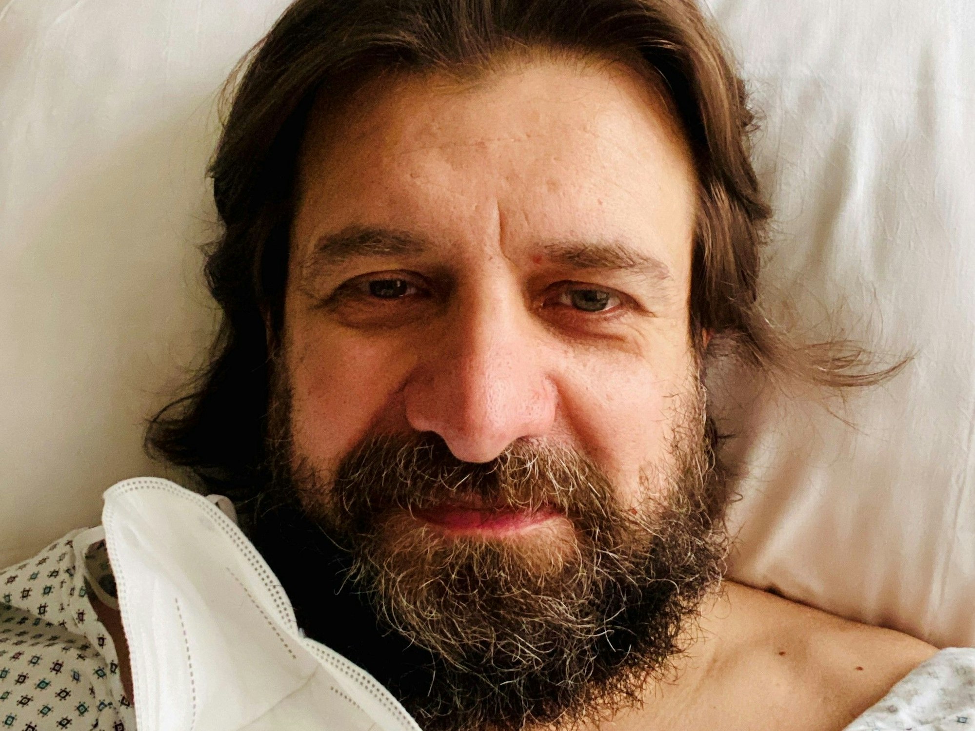 Thomas Haensgen liegt in einem Krankenhausbett.