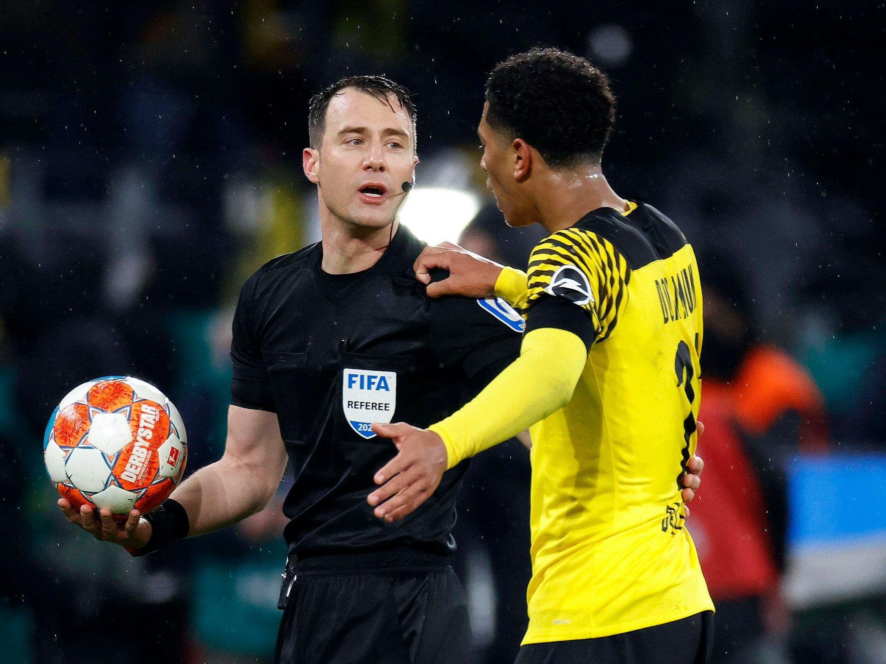 Jude Bellingham diskutiert am 4. Dezember 2021 mit Schiedsrichter Felix Zwayer.