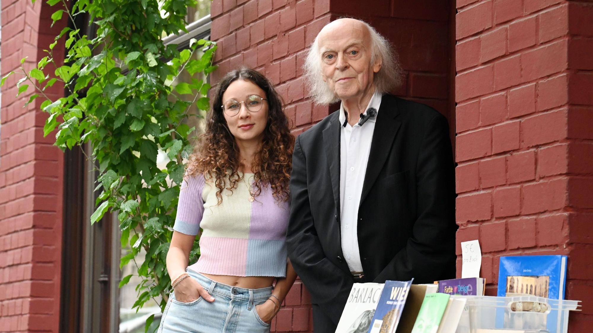 Klaus Willbrand mit Daria Razumovych vor dem Geschäft in Köln-Sülz