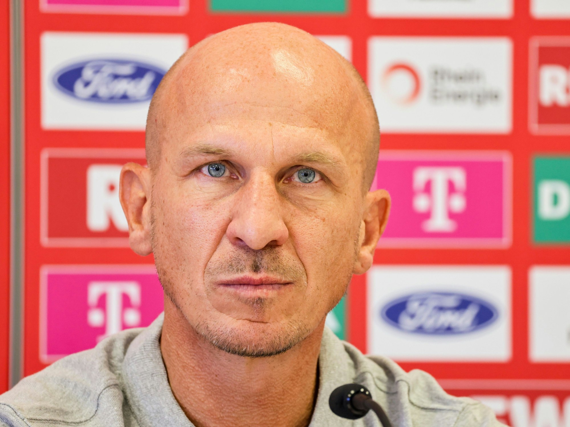 Trainer Gerhard Stuber, neuer Trainer des 1. FC Köln, spricht bei seiner ersten Pressekonferenz.