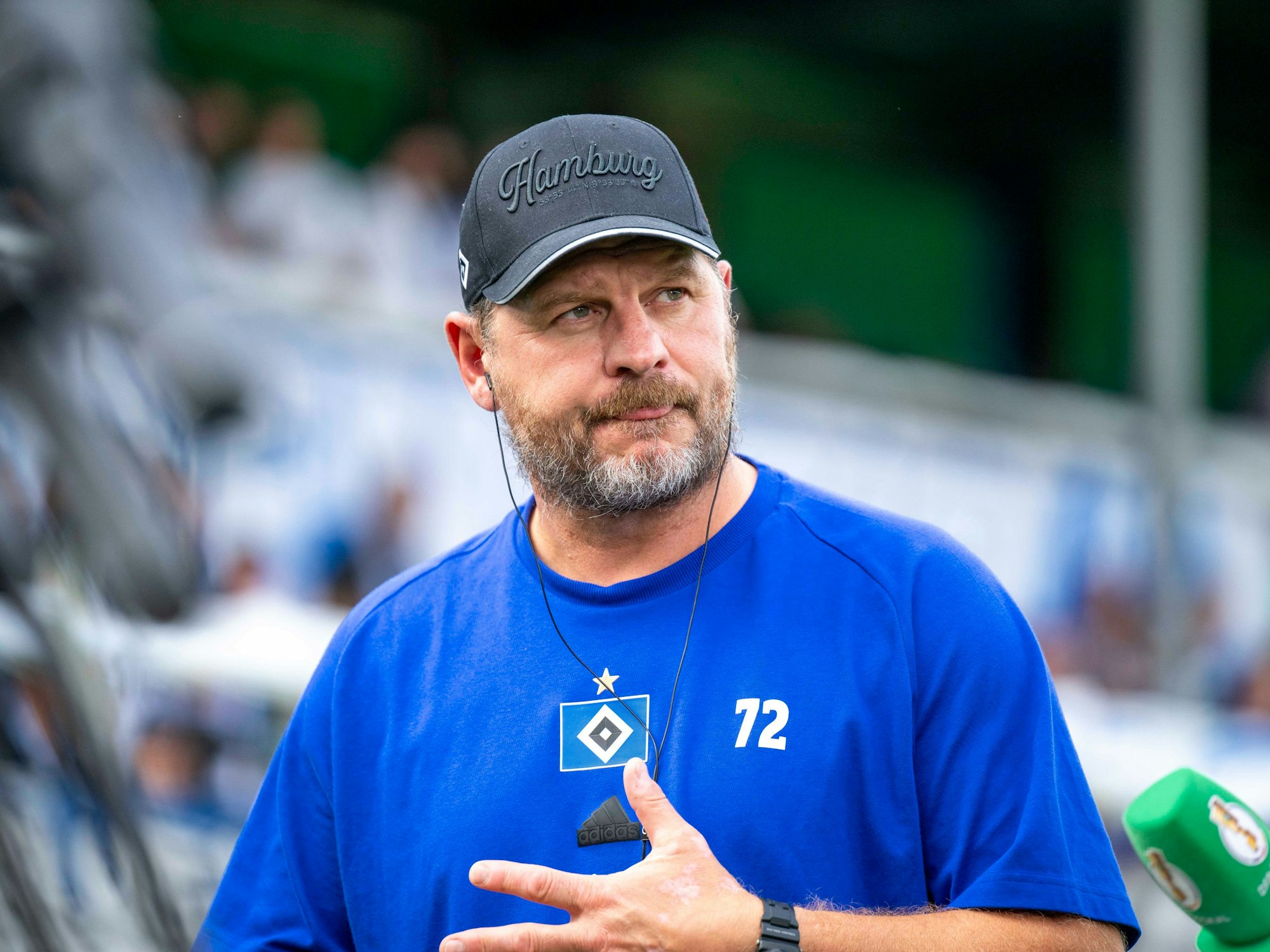 Hamburgs Trainer Steffen Baumgart betritt das Stadion.