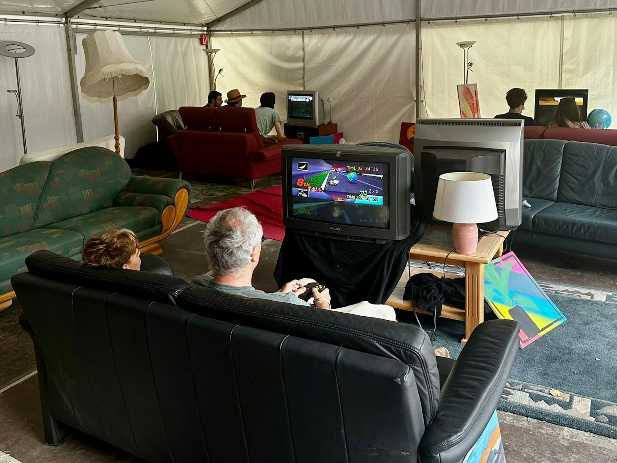 In der Retro-Area wird gezockt wie vor vielen Jahren: Mario Kart auf Röhrenfernseher.