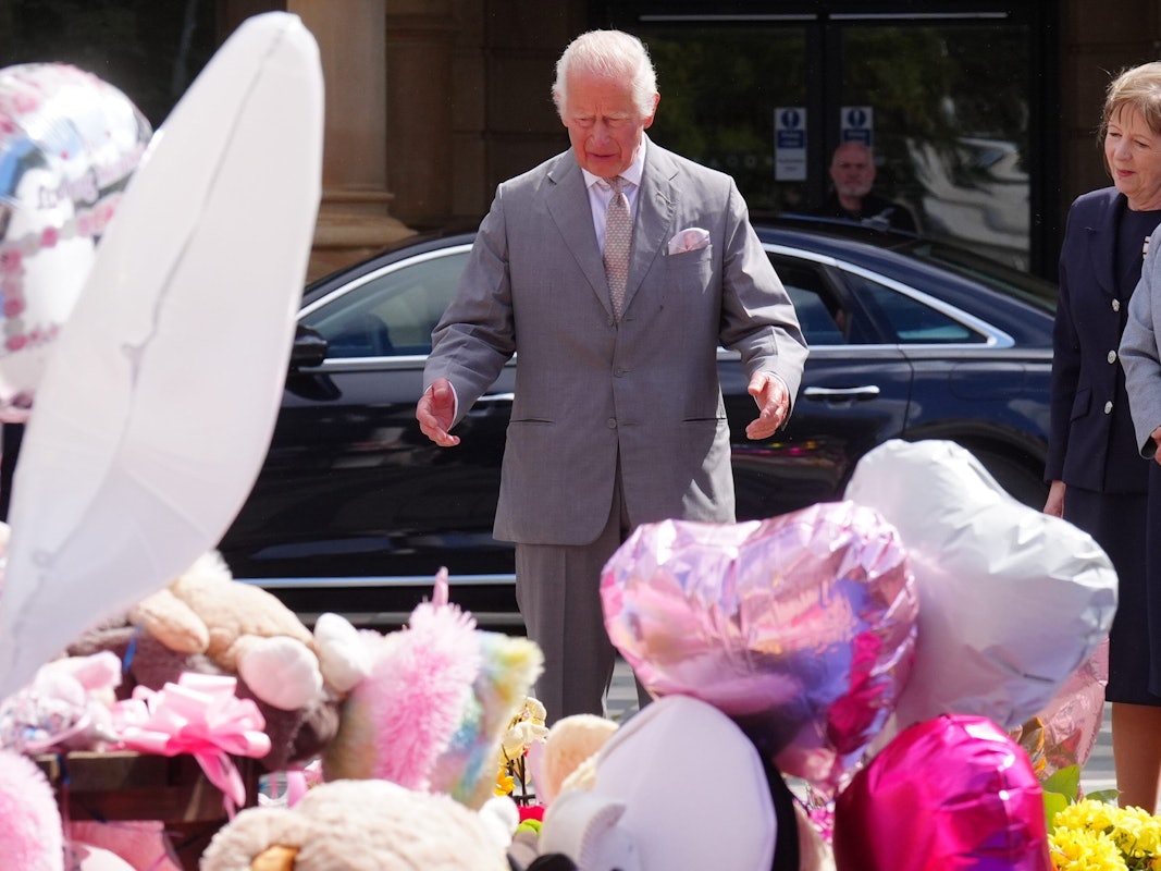König Charles III. sieht sich die Blumen und Ehrungen vor dem Atkinson Art Centre Southport an, bevor er sich mit Mitgliedern der Gemeinde trifft. Nach der Messerattacke am 29. Juli 2024, bei der drei Kinder umgekommen sind, erschütterten zahlreiche nationalistische, antiislamische Proteste und Ausschreitungen in Städten und Gemeinden ganz Großbritannien.